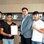 朝陽科技大學(xué)畢業(yè)生致贈(zèng)感謝狀，感謝新業(yè)歷年對於畢業(yè)展的回饋與贊助。