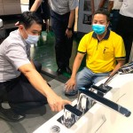 建築專家與衛(wèi)浴專家的對話，透過熱切的討論與實際感受，打造住戶想要的「好感衛(wèi)浴」。(圖左一為新業(yè)建設邱正光副總經理)