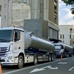 缺水期間的用水，不僅影響民生，大大影響中科的工業(yè)用水，在這次中部旱情拉警報(bào)之際，新業(yè)協(xié)助24小時(shí)不分日夜專車專送的大型水車。