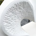 一敲一鑿的雕刻出一絲一絲的紋路，呈現(xiàn)出的粗糙面與打磨面，形成有趣的對(duì)比。