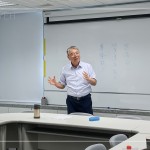 新業(yè)建設(shè)名譽(yù)董事長(zhǎng)－穆椿松先生（圖中），親身帶領(lǐng)新進(jìn)員工，以「主動(dòng)、積極、樂(lè)觀」的態(tài)度去面對(duì)難題，鼓勵(lì)新進(jìn)培養(yǎng)應(yīng)有的工作能力，並分享公司的經(jīng)營(yíng)方針與社會(huì)責(zé)任。