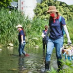 新業(yè)積極響應(yīng)永續(xù)發(fā)展，遵循對ESG的核心理念，身為土地開發(fā)者，我們更是有責(zé)任珍惜腳下的淨(jìng)土 。(圖為新業(yè)同仁參與臺中筏子溪－淨(jìng)溪日)