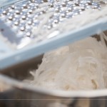 絲絲晶瑩剔透的蘿蔔絲，嚴選產(chǎn)季蘿蔔，甘甜爽口，富有豐富的營養(yǎng)纖維，刨絲器孔洞大小也很講究，太細則會吃不到蘿蔔的口感。