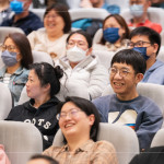 講師善於掌握現(xiàn)場節(jié)奏，用輕鬆的方式拆解人生難題，自帶幽默感且金句不斷，讓現(xiàn)場氣氛生動(dòng)又有趣。