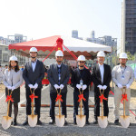 新業(yè)建設(shè) 穆椿松 創(chuàng)辦人(左四)、卓勝隆 董事長(zhǎng)(右四) 偕同新業(yè)職人團(tuán)隊(duì)，於3/21吉日一同為【新業(yè)V＆A】揭開(kāi)序幕。