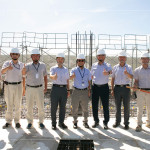 新業(yè)建設(shè)創(chuàng)辦人穆椿松先生(右四)偕同 卓勝隆董事長(zhǎng)(右五)、簡(jiǎn)福榮總經(jīng)理（右三）、邱正光副總經(jīng)理（左四）及新業(yè)建築職人團(tuán)隊(duì)，一同參與【微丘森鄰】上樑祈福儀式。