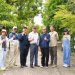 新業(yè)建設(shè)簡福榮總經(jīng)理(圖左四）、楊家凱建築師(圖右四)與新業(yè)職人團隊、景觀設(shè)計團隊，不畏烈陽到郊區(qū)選材，不論是景石還是樹種，考量方方面面。