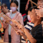 『趣味的操偶體驗』，一動一停，喚起生命力，特別安排至後臺，吸引大朋友小朋友一探究竟，以皮為底，以桿為骨，一敲一鑿製成戲偶。