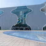 臺(tái)中國(guó)家歌劇院由日本建築大師『伊東豊雄』設(shè)計(jì)，透過(guò)「曲牆工法」的設(shè)計(jì)概念構(gòu)成，整棟建築零直角、無(wú)樑無(wú)柱，是世界獨(dú)一無(wú)二的涵洞建築。