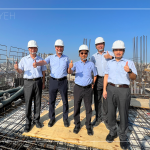 位於臺(tái)中東區(qū)【築森鄰】順利迎來上樑典禮，新業(yè)建設(shè)名譽(yù)董事長穆椿松先生（圖左二）、卓勝隆董事長（圖右三）、簡福榮總經(jīng)理（圖左一）、邱正光副總經(jīng)理（圖右一）一同蒞臨現(xiàn)場，祝福工程平安順利地完工。