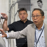 形形色色的衛(wèi)浴設(shè)備，惟有透過各部門主管謹(jǐn)慎周全的來回溝通，找尋出最合適的選材。（圖右為新業(yè)建設(shè)卓勝隆董事長(zhǎng)）