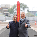 新業(yè)建設(shè)-創(chuàng)辦人 穆椿松(右)與董事長 卓勝隆(左)，一同出席典禮，保佑往後施工過程平安，奠基順利！