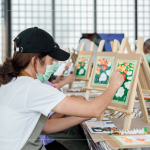 拿起畫(huà)筆，繪出想像，隨畫(huà)筆而下，層層疊出溫度，午後一抹微光灑下，用繪畫(huà)留住當(dāng)下美好片刻。