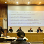 邀請臺灣建築典範的建築師、產業(yè)領袖，共同展開一場「從設計到產業(yè)、從開發(fā)到生活」的跨界對話，將捷集團-林莉婷執(zhí)行長(左一)、半畝塘-江文淵建築師(左二)、新業(yè)建設-穆椿松建築師&創(chuàng)辦人(中)、開務建築-龔瑞琦建築師(右二)、元根建築工房-吳武易建築師(右一)。