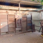 新業(yè)將端與景融合，透過格柵、窗櫺式書櫃等元素，巧手一揮成了洋溢書香的書席。斜影映下，您是否也看到3隻小貓玩耍其中？