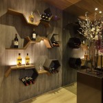 將傳統(tǒng)酒窖躍上廚房的一景，半蜂巢線條乘載醇釀的美酒，正等著你小酌一番。
