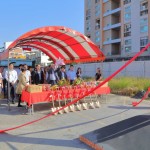 新業(yè)建設(shè)穆椿松名譽(yù)董事長(zhǎng)（中）帶領(lǐng)新業(yè)團(tuán)隊(duì)，祈求保佑人員平安、工程順利。
