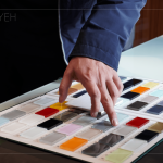 五顏六色的烤漆玻璃，依序排列、整齊劃一，看似廚具中的小小配角卻是訂調(diào)整體風格的靈魂。