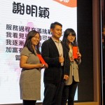 新業(yè)建設(shè)邱正光副總(中)化身張老師頒發(fā)獎(jiǎng)學(xué)金給學(xué)生，也希望未來(lái)有更多有志之士加入張老師的行列，將自己的專業(yè)與熱情回饋給更多需要幫助的民眾。