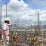 建築就像小孩逐漸長大成人，工地主任與職人師傅就像盡責的保母，每天瞻前顧後、指導，呵護長大。