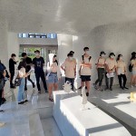 接待大廳延續(xù)弧形立柱的風(fēng)格，以白色大理石砌成方中帶圓的空間格局，融合為一景。白底灰紋的大理石，與嵌入式座椅相映成趣，注入東道主宴客的巧思與溫度。－【新業(yè)觀峰】。