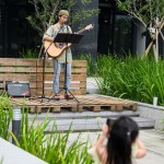 音樂家駐點表演，歌聲隨風(fēng)飄散於市集中，使略微慵懶的週六下午增添些許閒適感。一旁被歌聲吸引而來的小妹妹，也開心地以手機(jī)紀(jì)錄這美好時光。