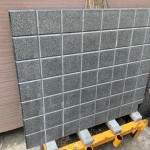 裁切後溝縫細(xì)節(jié)皆平整劃一的豆腐塊，對(duì)浴室淋浴間來(lái)說(shuō)是不可少的排水及止滑關(guān)鍵！