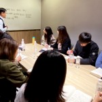 與專業(yè)能力一樣重要的，就是解決問(wèn)題的能力，新業(yè)邱正光副總經(jīng)理（圖左一），不吝於教導(dǎo)新進(jìn)員工如何認(rèn)知問(wèn)題並準(zhǔn)確地解決。