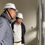 每一個(gè)專注討論的眼神，都力求建築更臻職人心中的標(biāo)準(zhǔn)。新業(yè)建設(shè)名譽(yù)董事長(zhǎng)穆椿松先生（圖左一）。