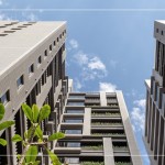 融入自然的建築內(nèi)涵，玻璃盒般的陽臺，恣意錯層而上的花臺綠意，為生活帶來了四季。