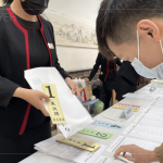 重要的會議表決牌，以雙手交付，預祝會議的順利和圓滿。