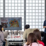 邀請(qǐng)旅美藝術(shù)家 #洄想藝術(shù)，帶領(lǐng)大家學(xué)習(xí)版畫的學(xué)問，回顧版印藝術(shù)與民間年節(jié)的淵源，分享各項(xiàng)版印的製作方式與原理，為在場(chǎng)的家族們上了一堂藝術(shù)課。