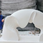 『時(shí)光之河』的靈感起源來(lái)自「水的變化」，因雕塑本身是固態(tài)不變的，以自然中無(wú)特定形狀的元素呈現(xiàn)，反映出動(dòng)感的雕塑，使其中的對(duì)比更為強(qiáng)烈，有如凝固的動(dòng)感一般。