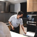 新進(jìn)同仁化身來(lái)訪第一線的客戶，用心聆聽(tīng)行銷(xiāo)部楊世偉經(jīng)理的分享，新業(yè)對(duì)於未來(lái)家人在生活空間流動(dòng)上，設(shè)計(jì)規(guī)劃的細(xì)膩之處。