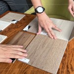 職人透過(guò)指尖觸摸面板，感受彩理、紋路、質(zhì)感，甚至韌度上的不同，感受每一分的精準(zhǔn)細(xì)節(jié)。