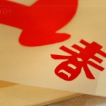 運(yùn)用剩餘的春聯(lián)紙，創(chuàng)意發(fā)展剪下一個(gè)「春」，是以滿滿的美好寓意，點(diǎn)綴燈籠作
品。