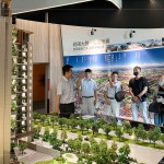 新業(yè)建設(shè)行銷部－楊世偉經(jīng)理（左一），與新進(jìn)員工分享臺中北屯十四期-大塊藏硯，在建築理念、空間規(guī)劃、減碳綠化上環(huán)環(huán)相扣，為住戶的未來居所層層把關(guān)。