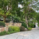 擁有大基地並設計蜿蜒的綠意廊道，猶如住進一座大型公園裡，時刻享受著大自然的芬多精。