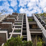 仰望大塊森鄰的複層陽臺，藍天、綠意與建築交織的美好，讓自然走入生活空間，是新業(yè)對永續(xù)環(huán)境的一種實踐。