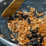 將餡料下鍋炒香，香味即刻飄散滿室，放入調(diào)味料、加水，大火滾沸後轉(zhuǎn)小火加蓋15分鐘，開蓋收汁、盛盤。