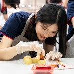 在製作好的小月餅印上代表吉利祝福的圖案，也象徵著團圓與幸福。