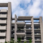 遠方眺望建築外觀，使用不同顏色的磁磚進行混色搭配，建築顯得更立體，並具有獨特品味。(圖為 新業(yè)–大塊森鄰 實景圖)