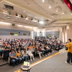 因?yàn)橄矚g「說話」這件事，讓黃豪平始終保有站上舞臺(tái)的熱誠，努力讓自己的名字留下痕跡。