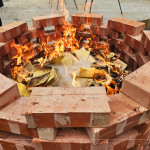 儀式尾聲，金紙化為星點火光，將敬意與祈福送往天際，為上樑典禮劃下美好句點。