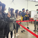 新業(yè)營建、客服、設(shè)計團(tuán)隊與YKK團(tuán)隊，一同於兆立風(fēng)雨實驗室，進(jìn)行氣密窗的氣密性、水密性及抗風(fēng)壓性能測試。