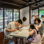 與臺中文化局合作「2025年臺中文學季」，舉辦兩場手刻版印畫活動，在綠蔭榕樹下、時光靜謐的日式老屋，細細感受文學與手作交織的美好時刻。