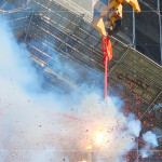 點(diǎn)燃火紅的炮仗，響徹的聲響，繚繞著基地，象徵圓滿吉祥好兆頭。