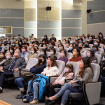 偌大的會(huì)場(chǎng)，早已座無(wú)虛席，眾人引頸期盼等待著講師的精采演說(shuō)。
