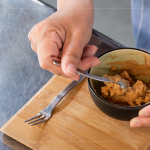 細緻綿密的麵茶，加入熱騰騰的開水，順時針的輕輕攪動，瞬間香味四溢，咀嚼難以忘卻的鹹香滋味。