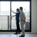 驗屋路上新業(yè)一直都在，客服同仁全程陪同，解答疑慮，品質(zhì)把關(guān)是我們的職責(zé)。